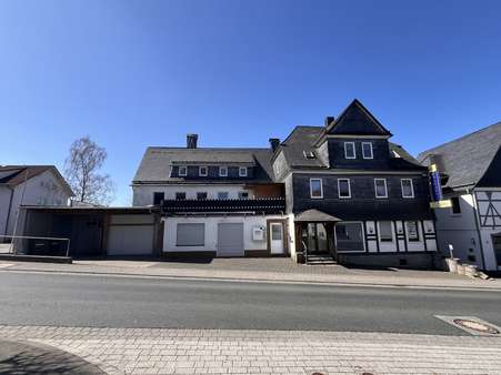 Straßenansicht Straßenansicht - Mehrfamilienhaus in 35759 Driedorf mit 200m² kaufen