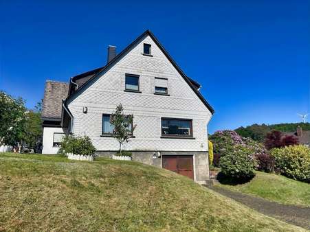 Außenansicht Außenansicht - Zweifamilienhaus in 35713 Eschenburg mit 200m² kaufen