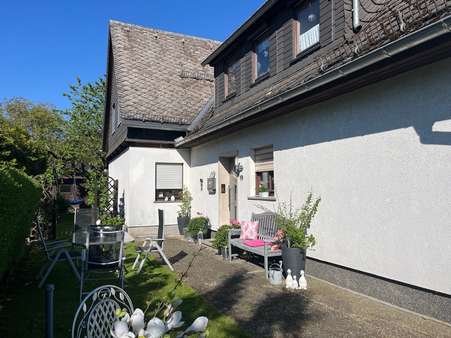 Sitzecke im Vorgarten - Zweifamilienhaus in 35713 Eschenburg mit 200m² kaufen