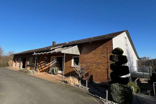 Straßenansicht - Einfamilienhaus in 35716 Dietzhölztal mit 250m² kaufen