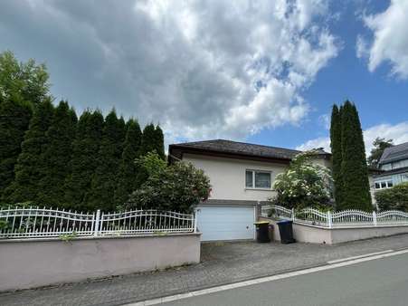 Außenansicht mit Garageneinfahrt - Bungalow in 35713 Eschenburg mit 120m² kaufen