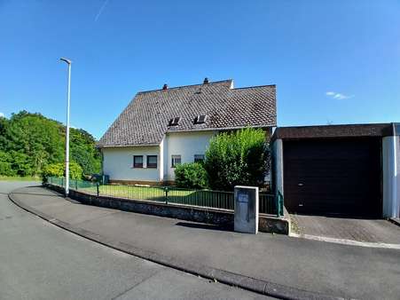 Ansicht mit Garage Ansicht mit Garage - Einfamilienhaus in 35745 Herborn mit 180m² kaufen