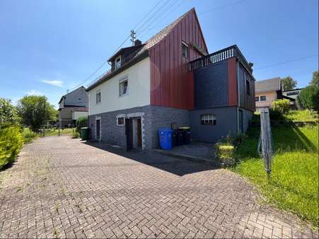 Rückansicht mit Hof Rückansicht mit Hof - Einfamilienhaus in 35708 Haiger mit 120m² kaufen