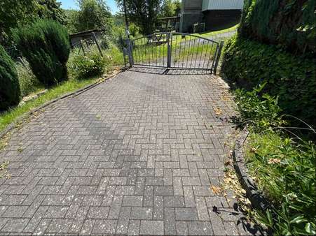 Zufahrt unters Haus Zufahrt unters Haus - Einfamilienhaus in 35708 Haiger mit 120m² kaufen