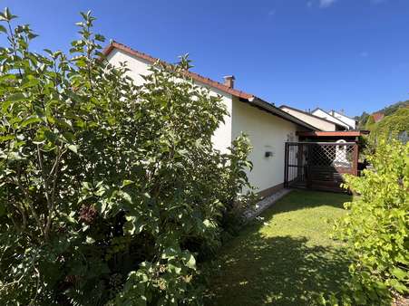 Seitenansicht mit Terrasse Seitenansicht mit Terrasse - Einfamilienhaus in 35745 Herborn mit 163m² kaufen