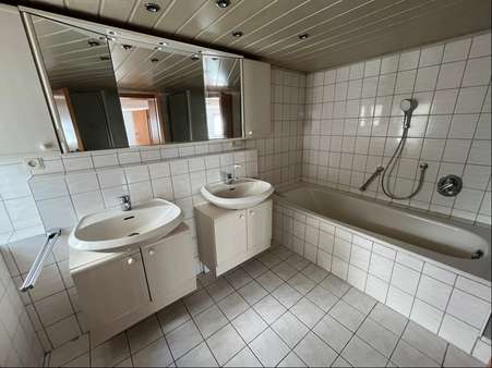 Beispiel Bad - Mehrfamilienhaus in 35745 Herborn mit 185m² kaufen