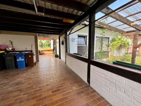 Zugang zum Haus mit Parkfläche Zugang zum Haus mit Parkfläche - Einfamilienhaus in 35745 Herborn mit 165m² kaufen