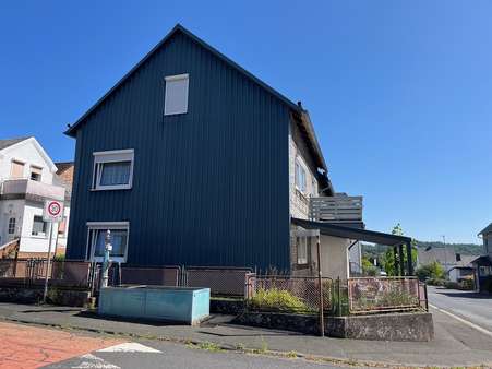 Seitenansicht - Einfamilienhaus in 35745 Herborn mit 125m² kaufen