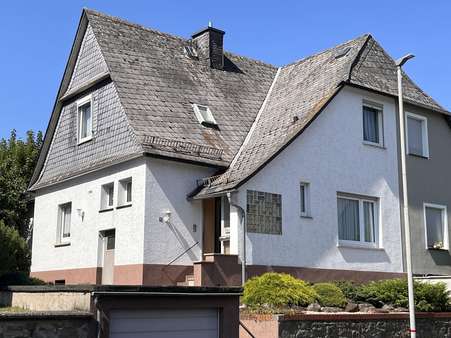 Außenansicht Außenansicht - Doppelhaushälfte in 35745 Herborn mit 110m² kaufen