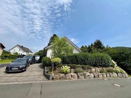 Straßenansicht mit Parkfläche Straßenansicht mit Parkfläche - Einfamilienhaus in 35713 Eschenburg mit 165m² kaufen