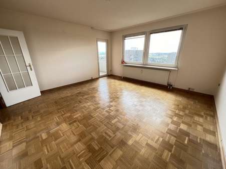 Wohnzimmer - Dachgeschosswohnung in 34134 Kassel mit 80m² kaufen