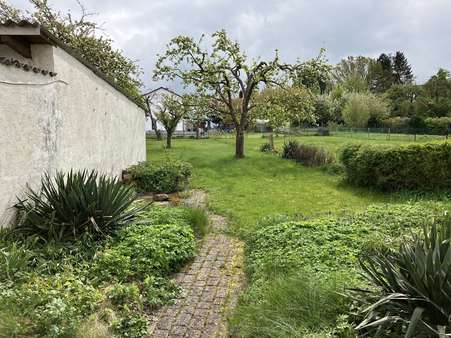 Blick in den Garten - Einfamilienhaus in 34379 Calden mit 204m² kaufen