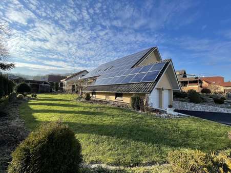Garten/Hausansicht - Einfamilienhaus in 34225 Baunatal mit 194m² kaufen