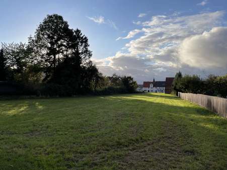 Blick auf das Grundstück - Grundstück in 34379 Calden mit 1785m² kaufen