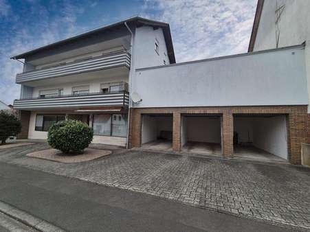 Straßenansicht mit Garagen Straßenansicht mit Garagen - Mehrfamilienhaus in 34225 Baunatal mit 389m² kaufen