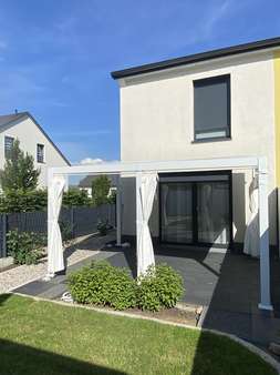 Rückansicht mit Terrasse Rückansicht mit Terrasse - Reihenendhaus in 34123 Kassel mit 90m² kaufen