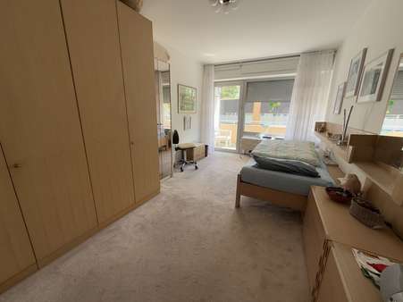Schlafzimmer mit Balkon Schlafzimmer mit Balkon - Etagenwohnung in 34128 Kassel mit 83m² kaufen