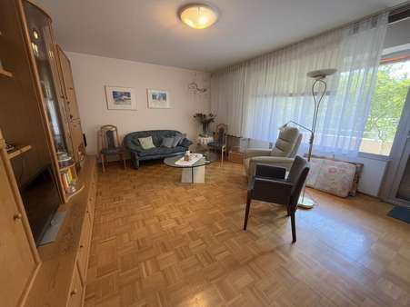 Wohnzimmer mit Balkon Wohnzimmer mit Balkon - Etagenwohnung in 34128 Kassel mit 83m² kaufen