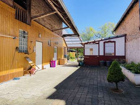 Innenhof mit Nebengebäude Innenhof mit Nebengebäude - Reihenendhaus in 34369 Hofgeismar mit 209m² kaufen