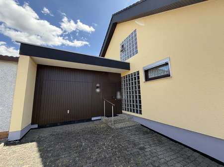 Hauseingang/Garage Hauseingang/Garage - Einfamilienhaus in 34246 Vellmar mit 209m² kaufen