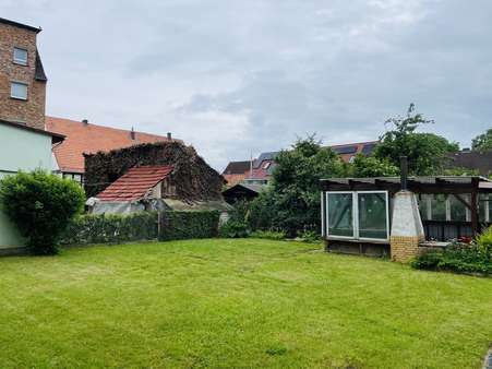 Blick in den Garten Blick in den Garten - Einfamilienhaus in 34379 Calden mit 144m² kaufen