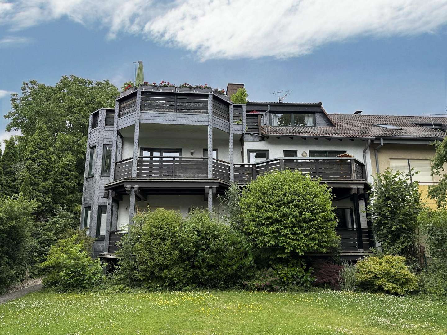 Ansicht mit Balkon - Erdgeschosswohnung in 34117 Kassel mit 97m² kaufen