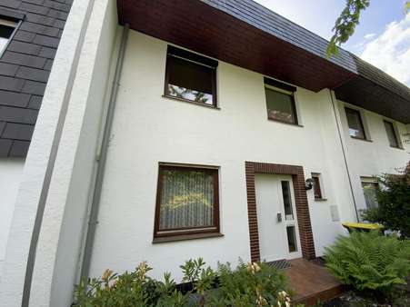Hausansicht Vorderseite Hausansicht Vorderseite - Reihenmittelhaus in 34121 Kassel mit 105m² kaufen