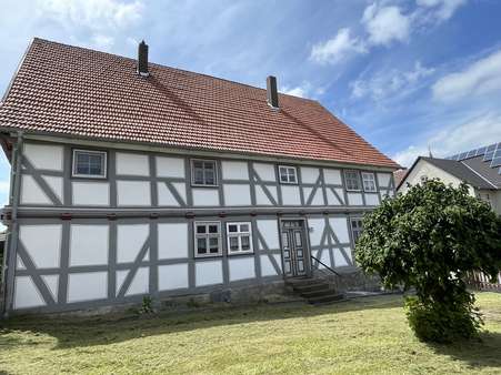 Seitenansicht mit Eingang Seitenansicht mit Eingang - Einfamilienhaus in 34396 Liebenau mit 113m² kaufen