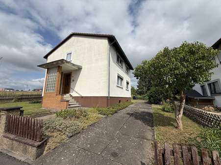 Hausansicht / Einfahrt - Einfamilienhaus in 34246 Vellmar mit 116m² kaufen