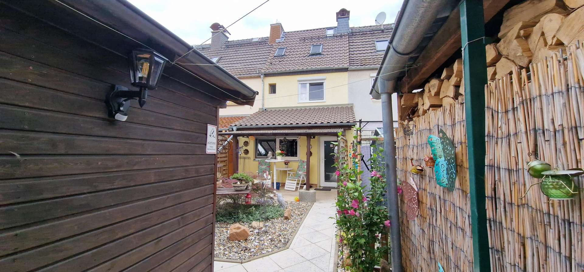 Rückansicht mit Steingarten Rückansicht mit Steingarten - Reihenmittelhaus in 34123 Kassel mit 76m² kaufen