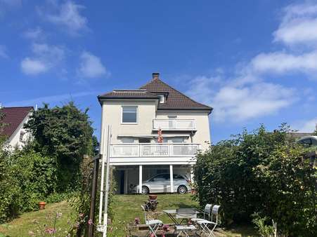 Seitenansicht mit Garten Seitenansicht mit Garten - Einfamilienhaus in 34125 Kassel mit 251m² kaufen