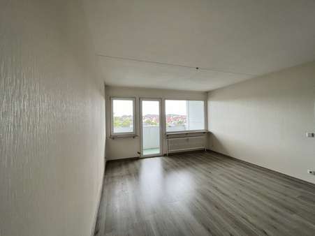 Wohnzimmer mit Balkon Wohnzimmer mit Balkon - Etagenwohnung in 34246 Vellmar mit 72m² kaufen