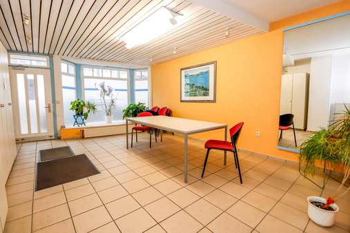 Wartebereich der Praxis - Mehrfamilienhaus in 37235 Hessisch Lichtenau mit 75m² günstig kaufen