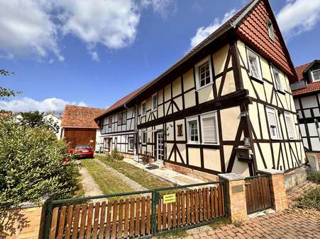Blick in die Einfahrt - Einfamilienhaus in 37287 Wehretal mit 98m² kaufen