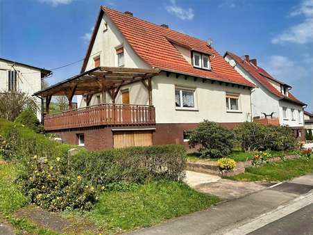 Außenansicht mit Vorgarten, Garage und Freisitz - Einfamilienhaus in 36205 Sontra mit 117m² kaufen