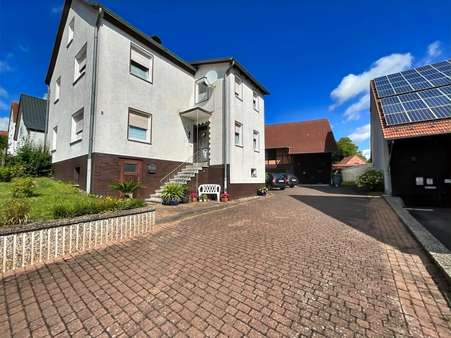 Seitenansicht mit Hoffläche - Einfamilienhaus in 37290 Meißner mit 112m² kaufen