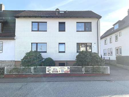 Blick Straßenseite Blick Straßenseite - Doppelhaushälfte in 37235 Hessisch Lichtenau mit 152m² kaufen