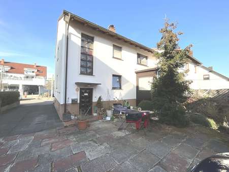 Blick vom Garten mit Eingangsbereich Blick vom Garten mit Eingangsbereich - Doppelhaushälfte in 37235 Hessisch Lichtenau mit 152m² kaufen