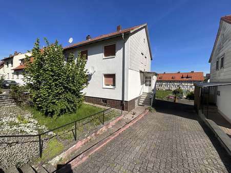 Eingangsbereich mit Hofeinfahrt - Reihenendhaus in 36205 Sontra mit 100m² kaufen