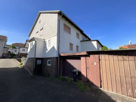 Seitenansicht mit Blick auf die Garage - Reihenendhaus in 36205 Sontra mit 100m² kaufen