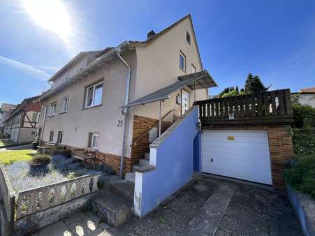 Vorderansicht mit Blick auf die Garage - Einfamilienhaus in 36205 Sontra mit 106m² kaufen