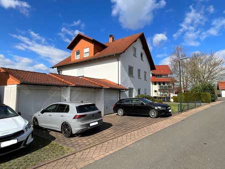 Außenansicht inkl. Garagen - Mehrfamilienhaus in 37287 Wehretal mit 270m² kaufen
