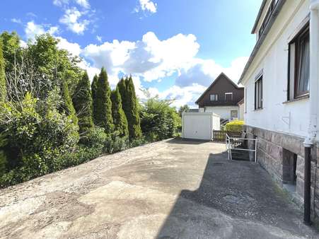 Rückansicht mit Blick auf Garage Rückansicht mit Blick auf Garage - Einfamilienhaus in 37213 Witzenhausen mit 105m² kaufen