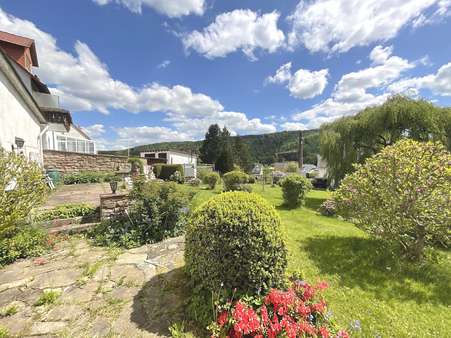 Blick auf die Terrasse - Zweifamilienhaus in 34298 Helsa mit 165m² kaufen