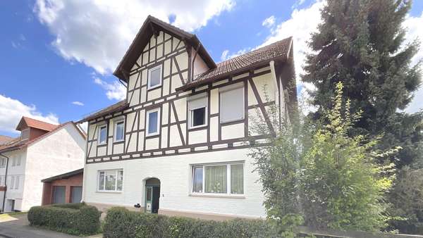 Vorderansicht - Zweifamilienhaus in 34298 Helsa mit 165m² kaufen