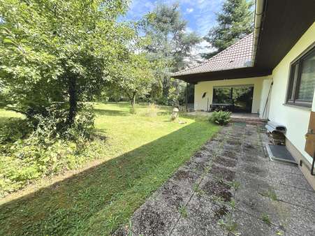 Blick auf die Terrasse - Einfamilienhaus in 37269 Eschwege mit 280m² kaufen