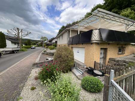 Seitenansicht mit direktem Zugang zum Garten Seitenansicht mit direktem Zugang zum Garten - Einfamilienhaus in 37276 Meinhard mit 328m² kaufen