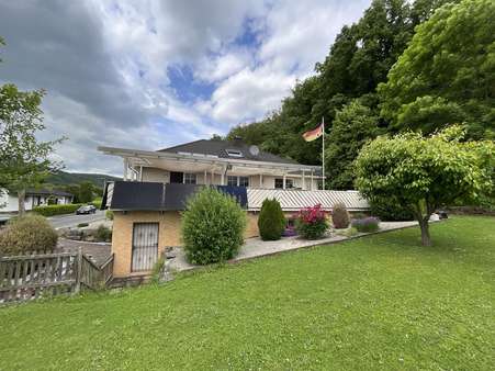 Seitenansicht mit Garagenzugang Seitenansicht mit Garagenzugang - Einfamilienhaus in 37276 Meinhard mit 328m² kaufen