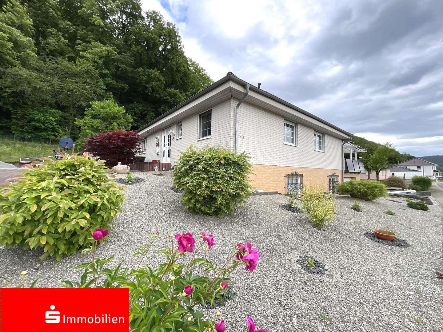 Seitenansicht mit Steinvorgarten Seitenansicht mit Steinvorgarten - Einfamilienhaus in 37276 Meinhard mit 328m² kaufen