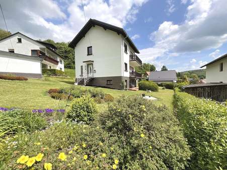 Vorgarten mit Blick aufs Haus Vorgarten mit Blick aufs Haus - Einfamilienhaus in 37235 Hessisch Lichtenau mit 119m² kaufen